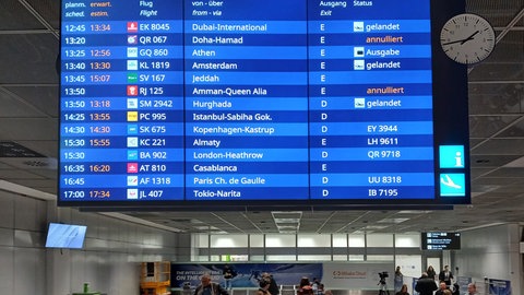 Terminal 2 am Flughafen Frankfurt: Erstes Flugzeug aus Dubai landet am 3.3.2026 in Frankfurt. | So helfen Reisebüros deutschen Touristen, die in der Golfregion festsitzen