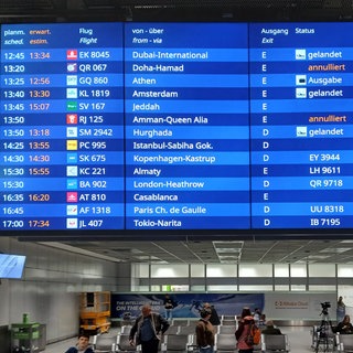 Terminal 2 am Flughafen Frankfurt: Erstes Flugzeug aus Dubai landet am 3.3.2026 in Frankfurt. | So helfen Reisebüros deutschen Touristen, die in der Golfregion festsitzen