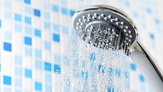 Duschkopf mit laufendem Wasser
