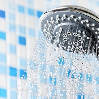 Duschkopf mit laufendem Wasser