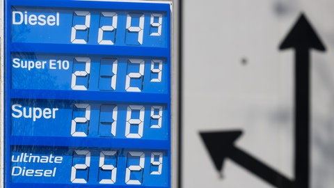 Die Preistafel einer Tankstelle zeigt die Preise für Diesel, Super E10, Super Benzin und Ultimate Diesel an.