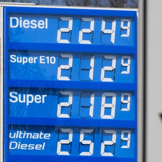 Die Preistafel einer Tankstelle zeigt die Preise für Diesel, Super E10, Super Benzin und Ultimate Diesel an.