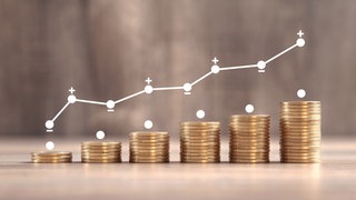 Geldanlage und Finanzen: Mehrere Stapel Münzen