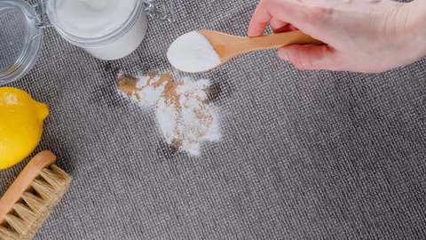 Kaffeefleck wird auf Polster behandelt