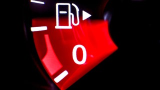 Die Nadel einer Tankanzeige in einem VW Passat zeigt wenig Kraftstoff an. Tank-Apps werden bei hohen Spritpreisen viel genutzt: Autofaher versuchen durch Preisvergleiche Geld zu sparen. Wann lohnt ein Umweg? 