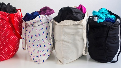 Taschen voller alter Kleidung