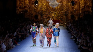 Models präsentieren bei der Mailänder Modewoche Kreationen der FrühjahrSommer Kollektion des italienischen Labels Dolce & Gabbana.Im Ruhestand freiwillig weiterarbeiten und dabei steuerfrei 2000 Euro hinzuverdienen: das Konzept der Aktivrente.
