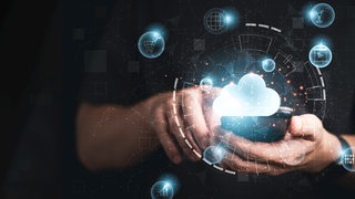 Mann hat Handy in der Hand, verschiedene Icons  