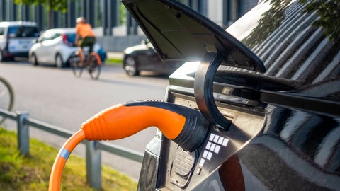 E-Auto an der Ladestation. Welche Alternativen hat Erdöl