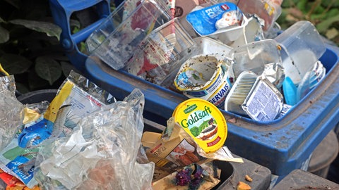 Verpackungen aus Kunststoff im Müll. Erdöl steckt in vielen Produkten drin, doch gibt es Alternativen dazu?