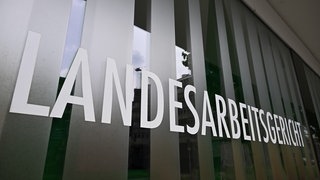 Der Schriftzug Landesarbeitsgericht ist am Gerichtsgebäude des Landesarbeitsgerichts Stuttgart angebracht. 