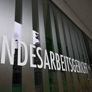 Der Schriftzug Landesarbeitsgericht ist am Gerichtsgebäude des Landesarbeitsgerichts Stuttgart angebracht. 