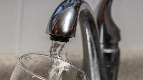 Leitungswasser wird in Glas gefüllt