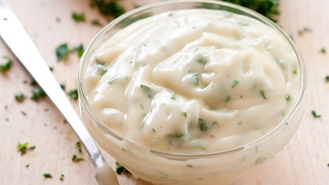 Selbstgemachte Mayonaise in eine Schale. Der perfekte Dip zum Grillen. 