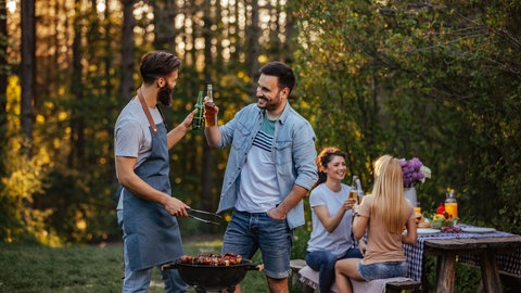 2 Paare grillen draußen