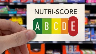 Nutri-Score vor einem Süßigkeitenregal im Supermarkt