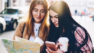 Zwei junge Frauen auf Städtetour
