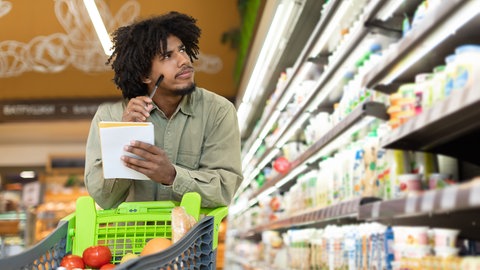 Ein Mann beim Einkaufen im Supermarkt