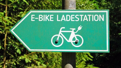 Hinweisschild für eine E-Bike-Ladestation