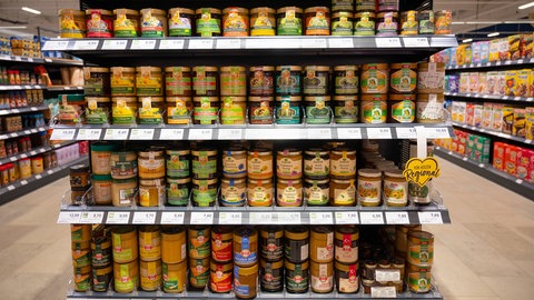 Honiggläser verschiedener Hersteller stehen in einem Supermarkt-Regal. Es gibt eine neue Herkunfts-Kennzeichnungspflicht für Honig.