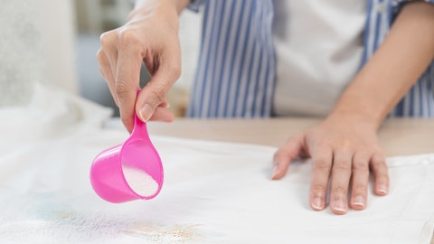 Fleck wird vorbehandelt