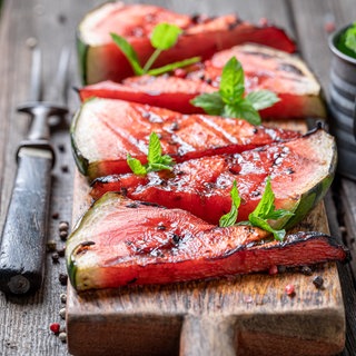 Wassermelone auf dem Grill und Tsatsiki