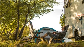 Mann entspannt sich beim Campen