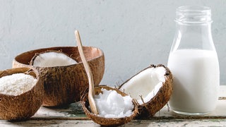 Kokosnüsse und Kokosprodukte wie Kokosmilch und Kokosöl