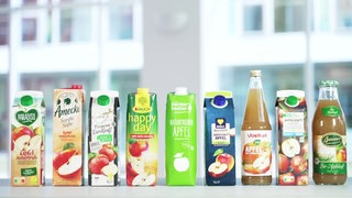 Mehrere Apfelsaft-Flaschen und -Tetrapaks nebeneinander. Wir machen den Test: Welcher Apfelsaft schmeckt gut? Apfelsaft ist gesund, natürlich und regional - könnte man denken. Doch Rückstände von Pestiziden und saftige Preise verderben den Trinkgenuss.