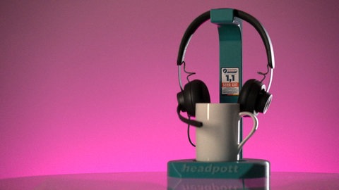 Mikrofonständer mit Kaffeetasse vor Pinkem Hintergrund. Wir machen den Test: Wie leicht kommt man an Siegel von Warentest Online und Prüfengel?