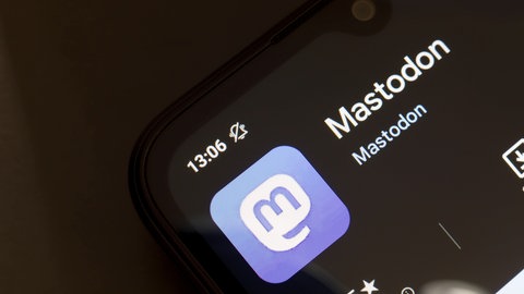 Auf einem Smartphonedisplay ist das Logo von Mastodon zu sehen