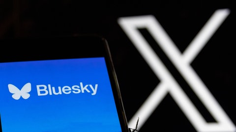 Das Logo von Bluesky und im Hintergrund das Logo von X. Wer mit den Äußerungen von Elon Musk nicht einverstanden ist, wird darüber nachdenken, den Kurznachrichten-Dienst X - früher Twitter - zu verlassen. Doch was sind die Alternativen?
