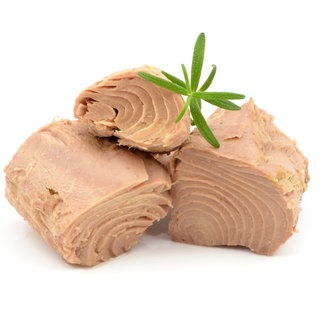 Thunfisch aus der Dose mit Rosmarin. Thunfisch ist als frischer Fisch und aus der Dose beliebt. Wir haben verschiedene Thunfischdosen auf Quecksilber und Bisphenol A testen lassen und den Geschmackstest gemacht.