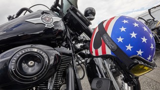 Boykott: Ein Harley Davidson-Motorad mit einem Helm mit der Flagge der USA
