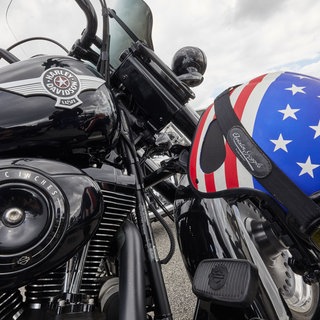Boykott: Ein Harley Davidson-Motorad mit einem Helm mit der Flagge der USA