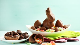 Schokoladenhase und Schokoladeneier in Schale