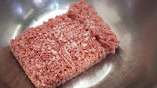 Abgepacktes Hackfleisch im Rechteck in einer Edelstahlschüssel: Wir kaufen abgepacktes Hackfleisch aus dem Kühlregal bei Lidl, Aldi, Edeka, Rewe und Hit ein. Wie frisch ist das Fleisch? Wie sieht es mit Keimen aus? Wie ist der Geschmack?