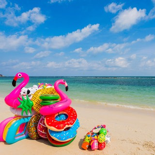 Bunte aufblasbare Schwimmhilfen in Form von Ringen, Flamingos undFrüchten am Strand: Flug-Flatrates oder Abos bei Reiseportalen versprechen günstige Urlaubs-Angebote. Man könne regelmäßgi viel Geld sparen. Verbraucherschützer warnen vor diesen Angeboten. 