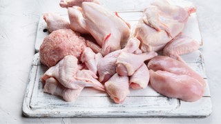 Rohes Geflügelfleisch auf Schneidebrettchen