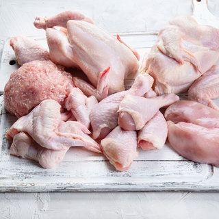 Rohes Geflügelfleisch auf Schneidebrettchen