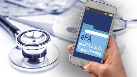 Stethoskop und Smartphone, das "ePA - elektronische Patientenakte" anzeigt
