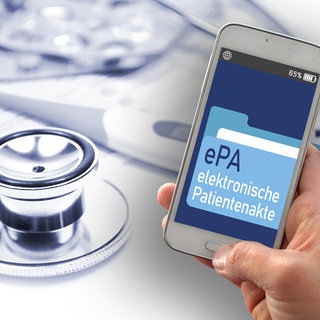 Stethoskop und Smartphone, das "ePA - elektronische Patientenakte" anzeigt