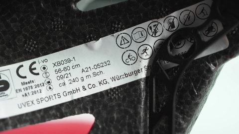 Bei normaler Benutzung halten Fahrradhelme aus Kunstoff fünf Jahre, so die Auskunft verschiedener Hersteller. Das Produktionsdatum findet sich - wenn auch sehr klein gedruckt - im Helm.  Das Material kann ebenso wie beim Kindersitz oder der Wärmflasche brüchig werden. 