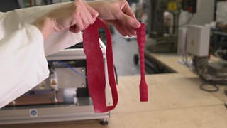 Auch bei Wärmflaschen ist das Herstellungsdatum wie bei einer TÜV-Plakette angegeben. Ist die Wärmflasche aus Kunststoff, sollte sie nach fünf Jahren ausgetauscht werden. Das Material kann ebenso wie beim Kindersitz oder Fahrradhelm brüchig werden.