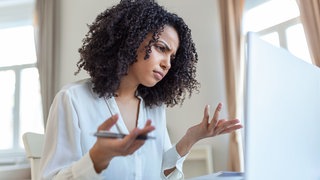Junge genervte Frau mit Laptop