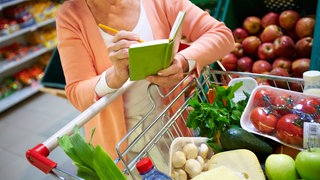 Beim Lebensmittel-Einkauf lohnt es sich, nachzurechnen und Schnäppchen genau zu prüfen