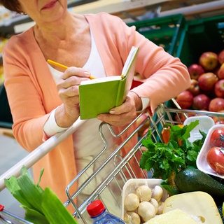 Beim Lebensmittel-Einkauf lohnt es sich, nachzurechnen und Schnäppchen genau zu prüfen