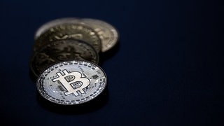 Bitcoin-Münzen vor dunklem Hintergrund