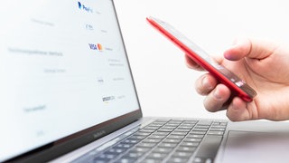 Es gibt mehrere verschiedene Bezahlmethoden im Internet - Pay by Bank ist eine der neueren.