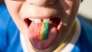 Zitronensäure in Süßigkeiten kann Milchzähnen von Kindern schaden. Auf Instagram und Tiktok hypen Videos, in denen Menschen extrem saure oder salzige Süßigkeiten essen. Viele finden das lustig - aber "extreme candy" kann die Gesundheit gefährden.